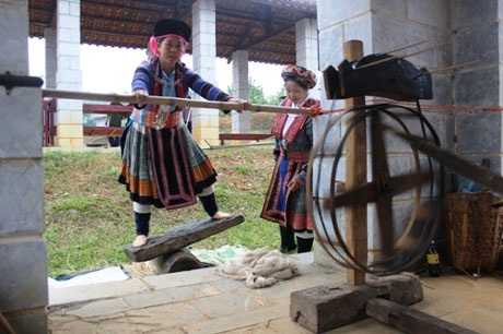 Hoạt động se lanh dệt sợi của đồng bào dân tộc H’mông đến từ tỉnh Hà Giang