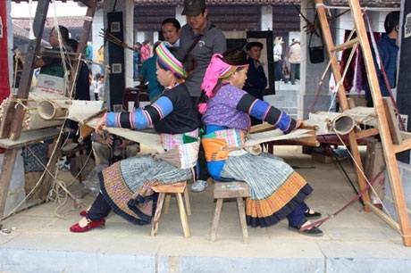 Hoạt động se lanh dệt sợi của đồng bào dân tộc H’mông đến từ tỉnh Hà Giang