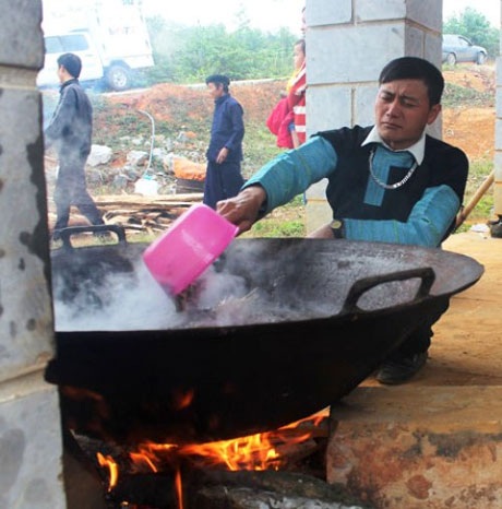 Thắng cố- một món ăn không thể thiếu trong mỗi phiên chợ vùng cao của đồng bào dân tộc