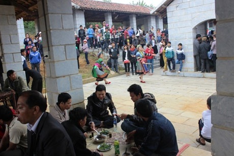 Du khách được thưởng thức những món ăn đặc sắc của đồng bào dân tộc