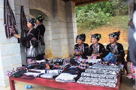 Gian hàng bán hàng thổ cẩm của dân tộc Lự đen đến từ tỉnh Lai Châu