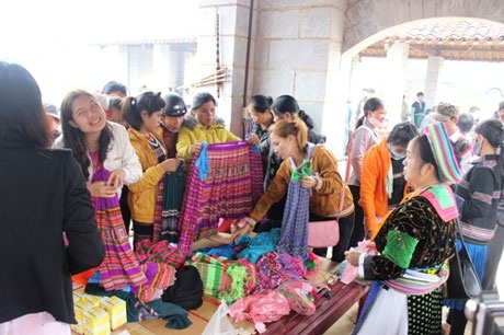 Người dân đi chợ vùng cao và mua đồ của đồng bào dân tộc thiểu số ngay giữa thủ đô