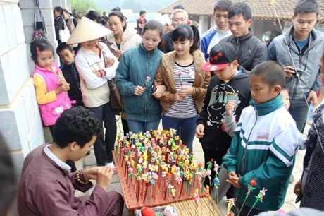 Gian hàng tò he của đồng bào dân tộc Kinh