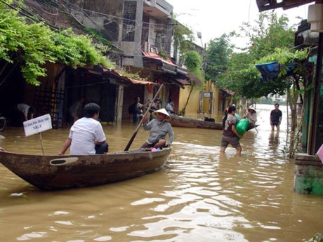 Chùm ảnh: Có một Hội An khác trong mùa lũ - 5 Vì không thể dừng hoạt động nên cửa hàng Yaly phải đưa đón nhân viên bằng thuyền