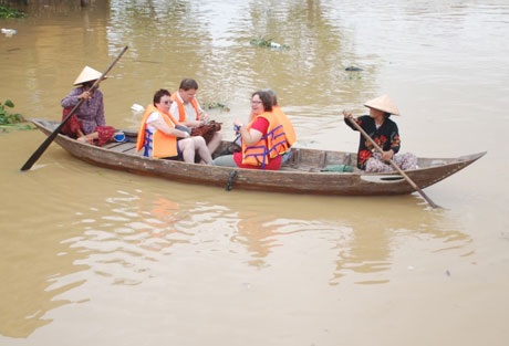 Chùm ảnh: Có một Hội An khác trong mùa lũ - 7 Trong cái khó của mùa nước lụt, người dân Hội An đã ló cái khôn: du thuyền mùa nước lũ