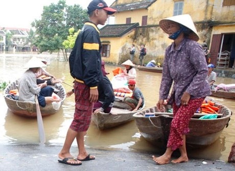 Chùm ảnh: Có một Hội An khác trong mùa lũ - 8 Trong cái khó của mùa nước lụt, người dân Hội An đã ló cái khôn: du thuyền mùa nước lũ