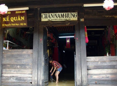 Chùm ảnh: Có một Hội An khác trong mùa lũ - 9 Nước rút tới đâu, người dân dọn nhà tới đó