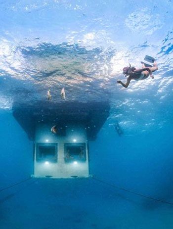 Độc đáo dịch vụ “ngủ với cá” dưới lòng biển Ấn Độ Dương