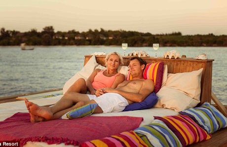 Độc đáo dịch vụ “ngủ với cá” dưới lòng biển Ấn Độ Dương