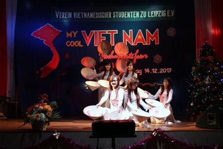 “My Cool Việt Nam” - Ấm áp Giáng sinh sớm - 1 Múa nón “Việt Nam Quê hương tôi” mở màn cho đêm hội đậm chất Việt Nam giữa nước Đức xa xôi
