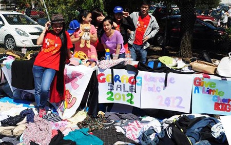 Một buổi bán đồ gây quỹ từ thiện của du học sinh Việt tại Melbourne trong năm 2012 - Ảnh: MOVSA
