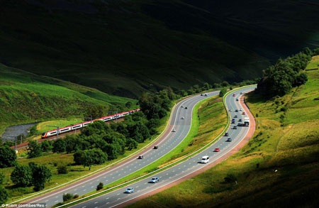 Ảnh Cao tốc và đường ray - chụp các khung đường cao tốc và đường ray ở Cumbria (Robin Coombes).