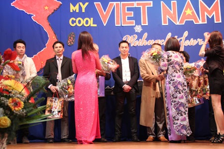 “My Cool Việt Nam” - Ấm áp Giáng sinh sớm - 4 BTC Chương trình tặng hoa và quà cảm ơn khách mời và các nhà tài trợ