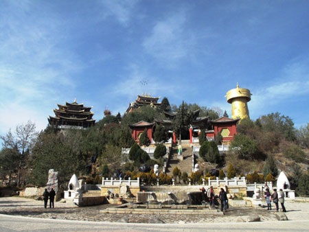 Shang ri la, điều kỳ diệu phía chân trời - 6 Đại Phật Tự thu hút rất đông du khách tới tham quan, chiêm bái