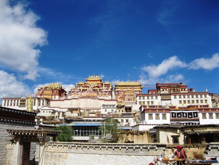 Shang ri la, điều kỳ diệu phía chân trời - 8 Tu viện Shongzalin là một mô phỏng của tòa Bạch cung Potala trên thánh địa Lhasa