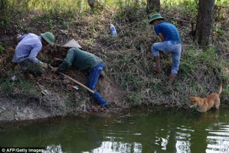 Những người thợ săn đang đặt bẫy