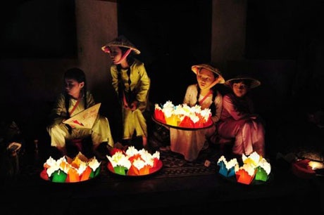 Những cô gái Việt Nam châm đèn “thắp sáng thế giới” - 2 Hình ảnh những cô gái Hội An đang bán đèn lồng cho khách du lịch thật dễ mến
