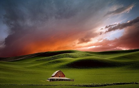Một ngôi nhà đơn độc giữa khung cảnh bao la, phía xa xa nơi mặt trời đang lặn