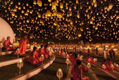 Những cô gái Việt Nam châm đèn “thắp sáng thế giới” - 3 Hàng nghìn chiếc đèn lồng trong lễ hội Yi Peng ở Thái Lan làm cho bầu trời đêm đẹp hơn bao giờ hết