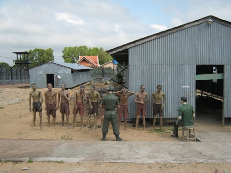 Cảnh điểm danh tù binh (phục dựng để cho khách tham quan) Ảnh: internet