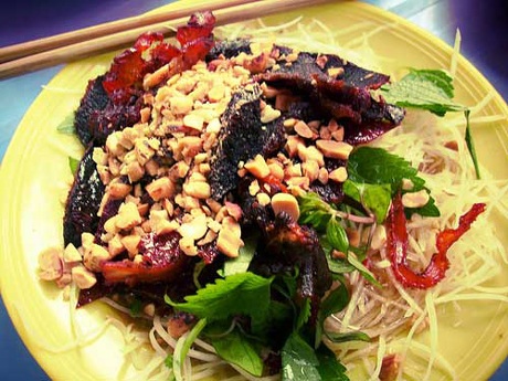 Những món ăn vặt đầy mê hoặc đất Hà thành - 6 Nộm bò khô luôn là một trong những món ăn vặt đầy sức mê hoặc tại Hà Nội. (ảnh internet)