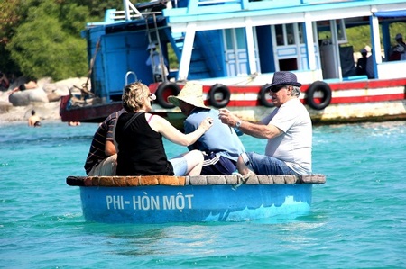 Du khách nước ngoài trên thuyền thúng đáy kính