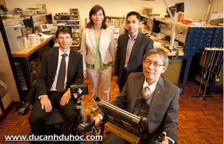 UTS- Đại học công nghệ Sydney: du học- việc làm tại Úc - 3 GS-TS Nguyễn Hùng (ngồi hàng đầu tiên, bên phải) và các cộng sự tại Trường Đại học UTS