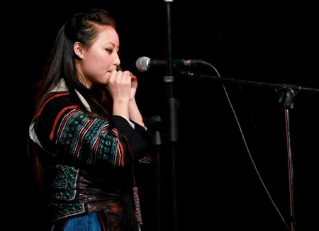 Tiết mục kèn lá mang đậm nét dân tộc của sinh viên Viêt Nam tại Toulouse