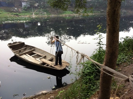 Dân làng cổ Hà Nội qua sông theo cách “lạ kỳ” - 3 Chiếc dây mong manh được chăng ngang sông