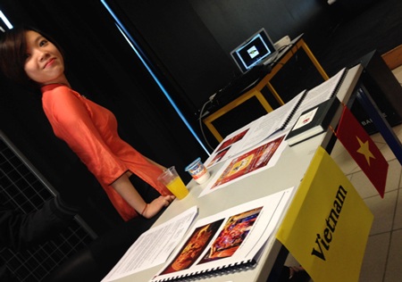 Trưng bày hình ảnh về những hoạt động văn hóa của sinh viên Việt Nam tại Toulouse