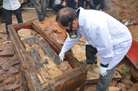 Khi mở nắp quan tài, lớp vải bọc xuất hiện khiến các nhà khoa học hình dung tới một xác ướp