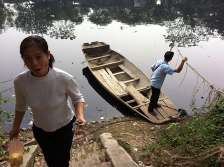 Dân làng cổ Hà Nội qua sông theo cách “lạ kỳ” - 4 Với họ, dường như việc qua lại này đã trở thành thói quen.