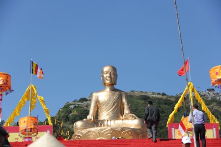 Nghĩ bên chân tượng Phật Hoàng - 1 Nghĩ bên chân tượng Phật Hoàng