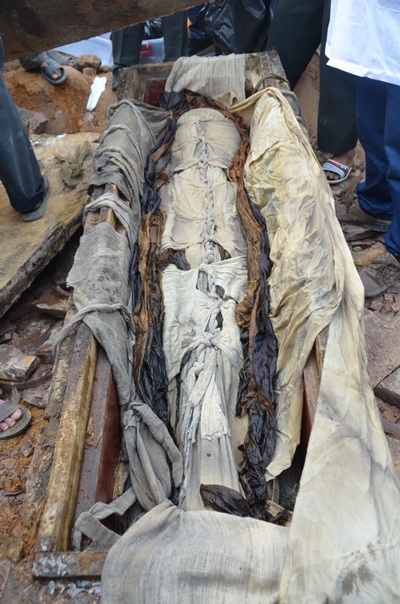 Khi mở nắp quan tài, lớp vải bọc xuất hiện khiến các nhà khoa học hình dung tới một xác ướp