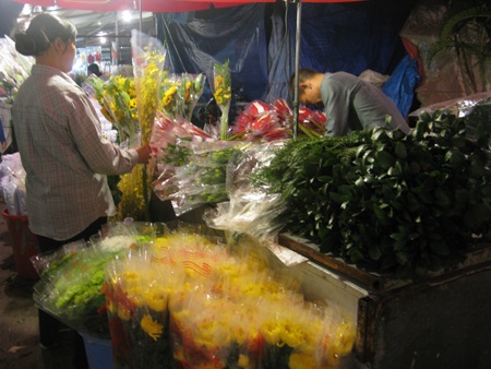 Sự trao đổi lặng lẽ giữa người mua, kẻ bán ở chợ Hoa đêm