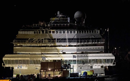 Du lịch thế giới và những câu chuyện “hy hữu” năm 2013 - 3 Tàu Costa Concordia đã được kéo thẳng đứng trở lại