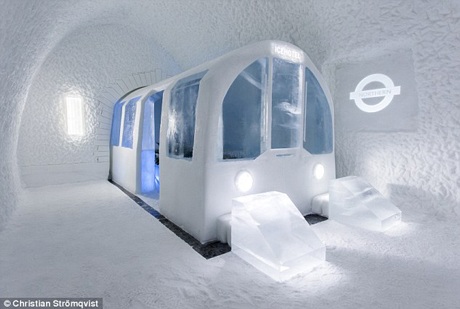 Vẻ đẹp độc đáo của khách sạn băng lớn nhất thế giới - 1 Tàu điện ngầm bằng băng để phục vụ nhu cầu đi lại của khách ở trong khách sạn