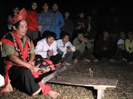 “Điệu vũ” của lửa - 1 Thầy cúng kêu gọi quân binh nhảy lửa nhập thần