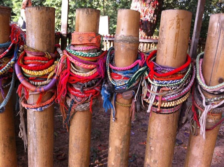 Những chiếc vòng treo tưởng nhớ các nạn nhân