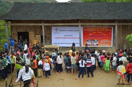 Sách, quần áo cũ được đóng gói cẩn thận trước khi trao tặng. Ảnh: Hội SVVN tại Đức