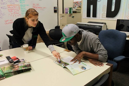 Tết, Quỳnh vẫn miệt mài bên những người bạn nước ngoài.