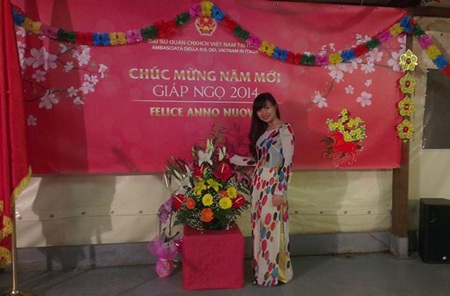 Anh Thơ trong bữa tiệc Tất niên của Đại sứ quán.