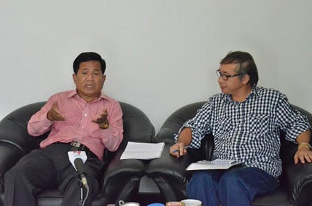 Quân tình nguyện Việt Nam là cứu tinh của Campuchia - 1 Nhà báo Khiev Kola (trái) trong cuộc phỏng vấn.
