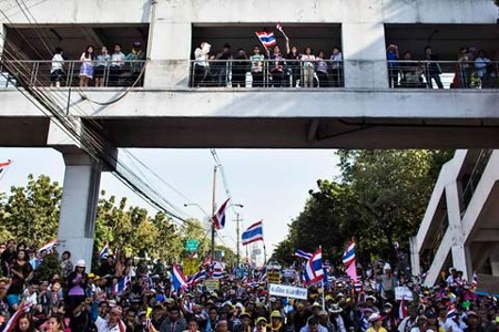 Người biểu tình Thái Lan tập trung bên ngoài Cơ quan Hải quan ở Bangkok