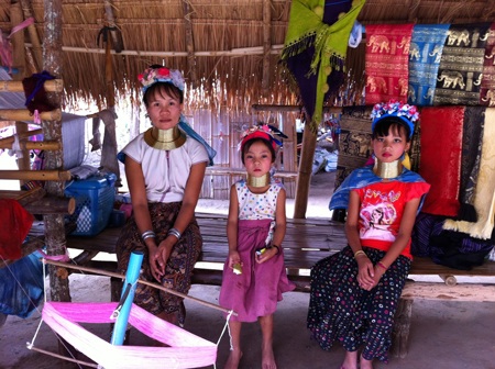 Khám phá làng phụ nữ “cổ dài” ở Thái Lan - 3 Vì cuộc sống còn khó khăn nên mẹ và con gái đều phải ra đây mưu sinh