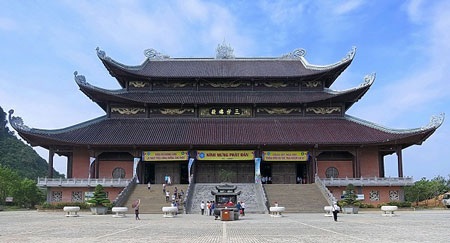 Tour du lịch chiêm bái cầu may nở rộ sau tết - 1 Chùa Bái Đính (Ninh Bình) thu hút 30 – 50 nghìn lượt khách đến lễ bái dịp tháng giêng hàng năm