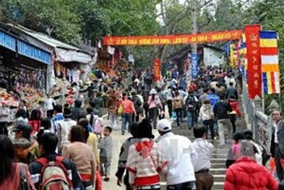 Du khách hành hương lễ Phật chùa Hương. (Nguồn: TTXVN)