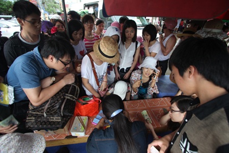 Lữ hành phấn khởi vì tour Tết đắt khách - 1 Những tour ngắn ngày và giá cả hợp lý vẫn là lựa chọn hàng đầu của đa số du khách (Ảnh: Ngọc Thành)