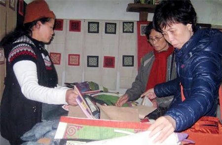 Khiếp sợ tiểu xảo hành hạ khách du lịch Tết - 2 Thịt gà dai quá, khách phải dùng kéo cắt nhỏ cho nhau. Bữa ăn sau đó thừa đầy mâm.