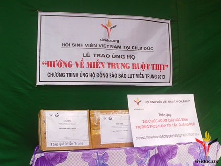 Sách, quần áo cũ được đóng gói cẩn thận trước khi trao tặng. Ảnh: Hội SVVN tại Đức